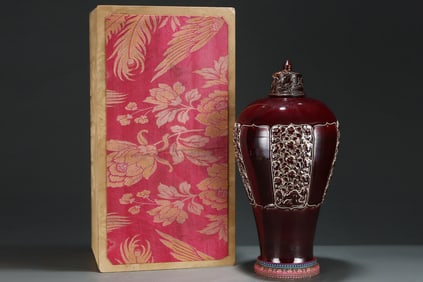 A Huge Ji Red Glazed Flower Pattern Bottle