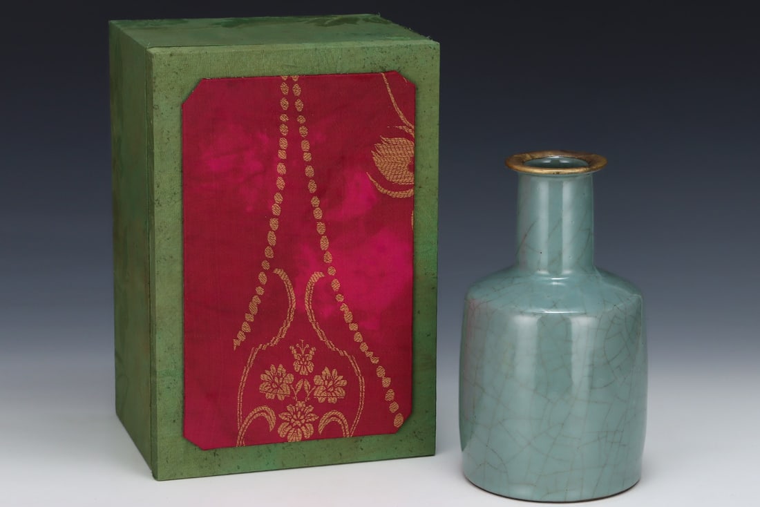 An Exquisite Guan yao Cover with Gold Vase,with an Imperial Poem by Emperor Qianlong (1 of 8)