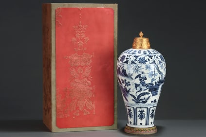 A Huge Blue and White Figure and Story Pattern Bottle