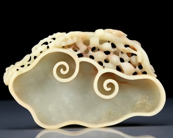 An Exquisite Greenish Jade Dragon Pattern Brush Washer