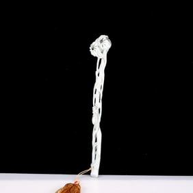 A delicate jadeite bergamot Ruyi