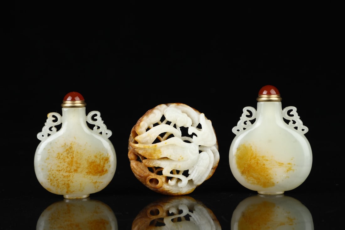 A Set of Fine White Jade Double-Ears Snuff Bottle and Crane Pattern Ornaments (1 of 12)