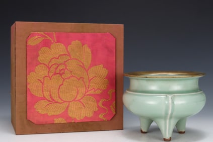 An Exquisite Longquan yao Celadon Glazed Tripod Censer