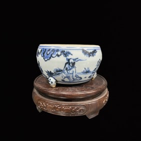 An Exquisite Blue and White Figure and Story Pattern Tripod Cup