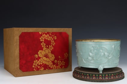 An Exquisite Longquan yao Cover with Gold Flower Pattern Tripod Censer,with an Imperial Poem by