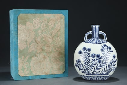 An Exquisite Blue and White Flower Pattern Double-Ears Vase
