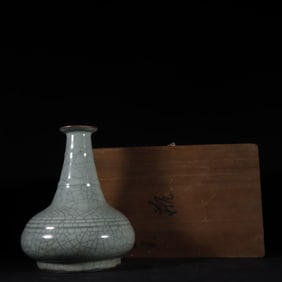 An Exquisite Guan yao Celadon Glazed Vase