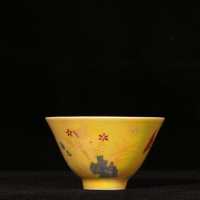An Exquisite Yellow Glazed Flower Pattern Cup