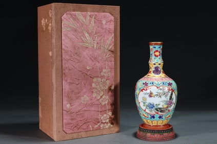 An Exquisite Famille-Rose Painted Gold Flower and Bird Pattern Vase