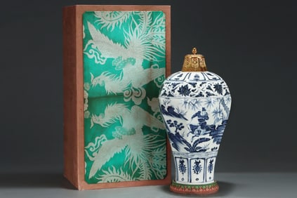A Huge Blue and White Figure and Story Pattern Bottle