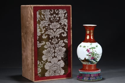 An Exquisite Famille-Rose Painted Gold Flower and Bird Pattern Vase,with Poem