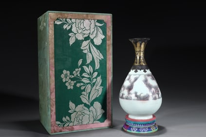 An Exquisite Underglaze-Red Cover with Gold Rabbit Pattern Vase