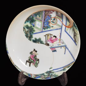 An Exquisite Famille-Rose Figure and Story Pattern Plate