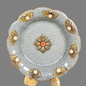 An Exquisite Ru yao Inlaid Gilt Flower Pattern Tripod Brush Washer,Inlaid Gems