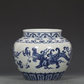 An Exquisite Blue and White Dragon Pattern Jar