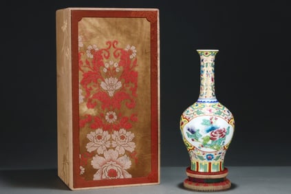 An Exquisite Famille-Rose Flower Pattern Vase