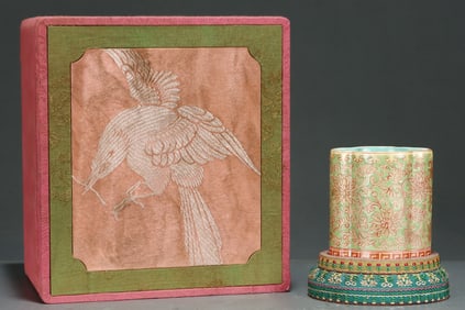 An Exquisite Famille-Rose Lotus Pattern Brush Pot