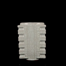 An Exquisite Guan yao Vase