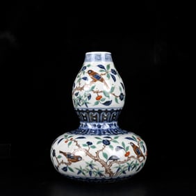 An Exquisite Wucai Flower and Bird Pattern Gourd-Shaped Vase