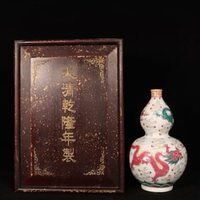 An Exquisite Famille-Rose Auspicious Cloud and Dragon Pattern Gourd-Shaped Vase
