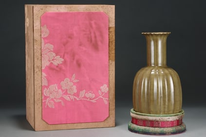 An Exquisite Guan yao Yellow Glazed Vase,with an Imperial Poem by Emperor Qianlong