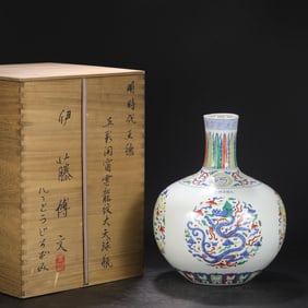 A Huge Wucai Auspicious Cloud and Dragon Pattern Vase