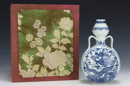 An Exquisite Blue and White Auspicious Cloud and Dragon Pattern Double-Ears Vase