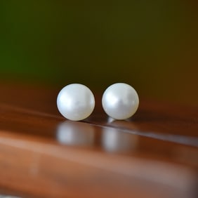 A Pair of Exquisite Sterling Silver Inlaid Pearl Earrings