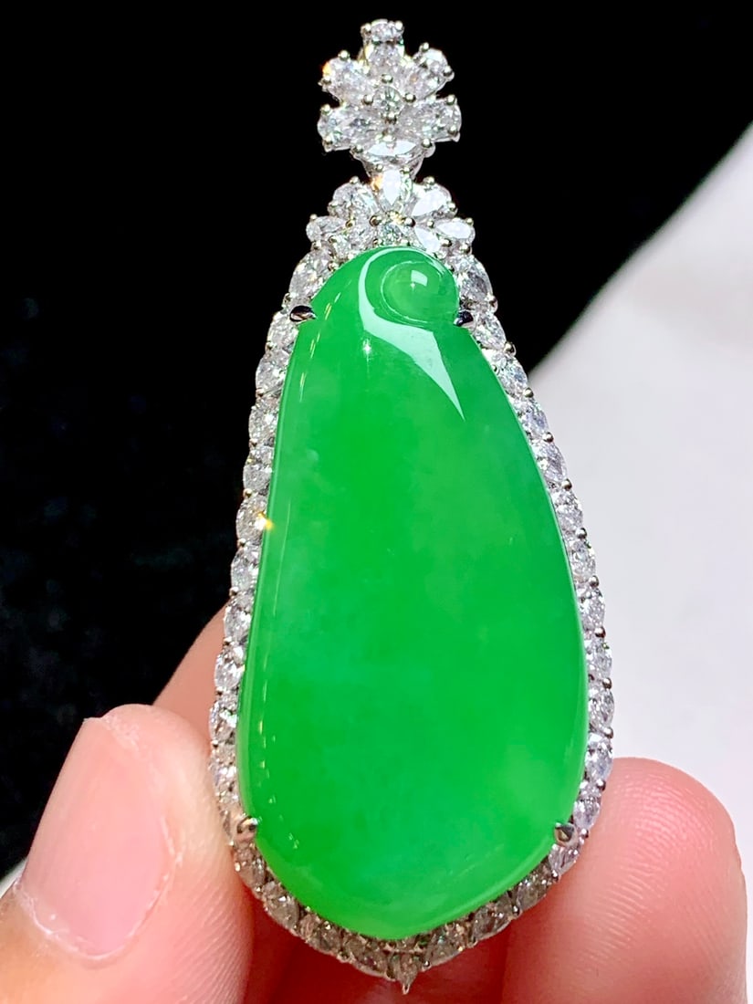 An Exquisite 18k Gold Diamond Inlaid Jadeite Pendant (1 of 6)