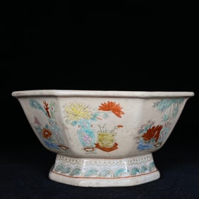 An Exquisite Famille-Rose Flower Pattern Plate