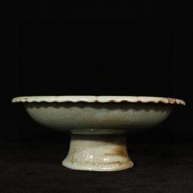 An Exquisite Ru yao Lotus Pattern Stem Plate