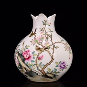 An Exquisite Famille-Rose Flower and Bird Pattern Pomegranate-Shaped,With Poem