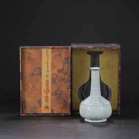 An Exquisite Guan yao Celadon Glazed Cover with Silver Vase,With an Imperial Poem by Emperor
