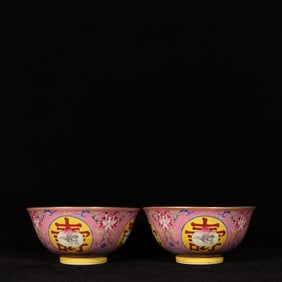 A Pair of Exquisite Enamel Painted Gold Flower and Shou-Character Pattern Bowls
