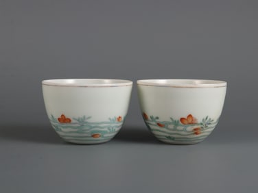A Pair of Exquisite Famille-Rose Flower and Fish Pattern Cups