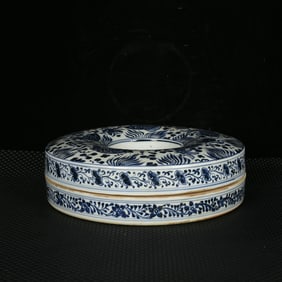 An Exquisite Blue and White Fish and Algae Pattern Cover Box