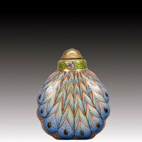 An Exquisite Famille-Rose Peacock Pattern Snuff Bottle
