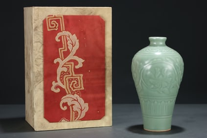 An Exquisite Longquan yao Celadon Glazed Flower Pattern Vase