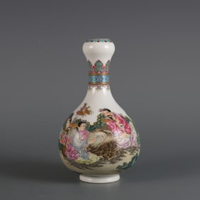 An Exquisite Enamel Painted Gold Character and Story Pattern Vase
