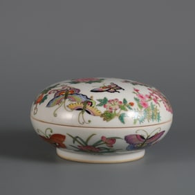 An Exquisite Famille-Rose Flower and Butterfly Pattern Cover Box