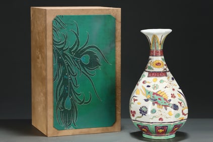 A Rare Wucai Fish and Algae Pattern Vase
