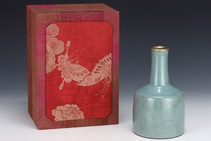 An Exquisite Guan yao Celadon Glazed Cover with Gold Vase
