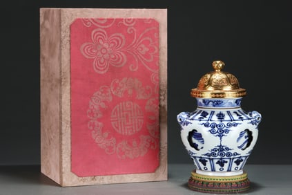 An Exquisite Blue and White Lotus Pattern Beast-Ears Vase,With Gilt Cover