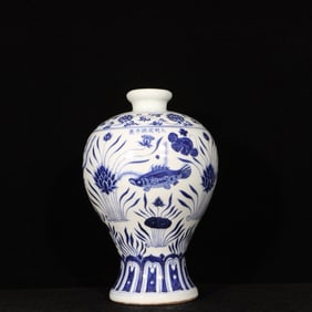 An Exquisite Blue and White Fish and Algae Pattern Vase