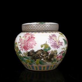 An Exquisite Famille-Rose Flower and Butterfly Pattern Cover Jar