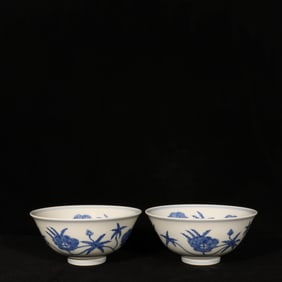 A Pair of Exquisite Blue and White Flower Pattern Bowls