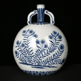 An Exquisite Blue and White Flower Pattern Double-Ears Vase