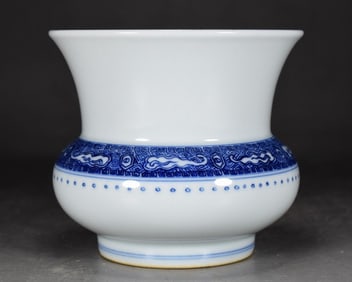 An Exquisite Blue and White Auspicious Cloud Pattern Jar