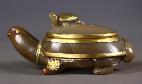 An Exquisite Agate Cover with Gold Turtle-Shaped Cover Jar