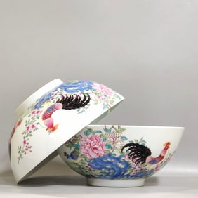 A Pair of Exquisite Famille-Rose Flower and Rooster Pattern Bowls